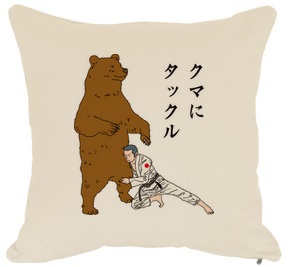 クマにタックル